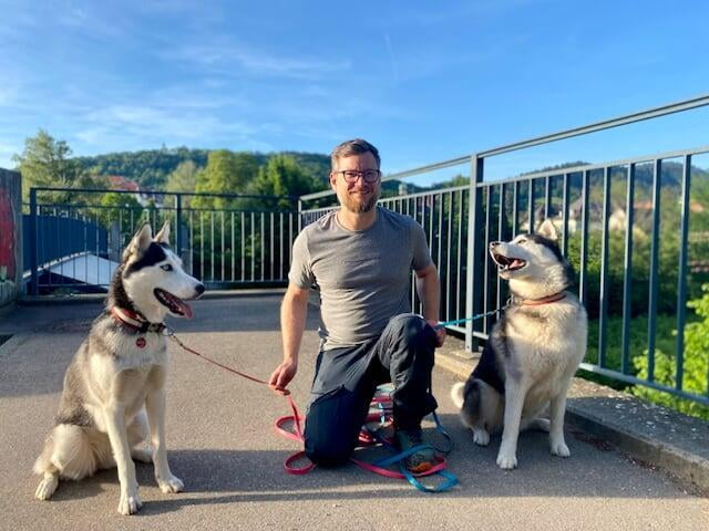 Hundetrainer Philipp Kemper mit den Siberian Huskies Ronja und Balu