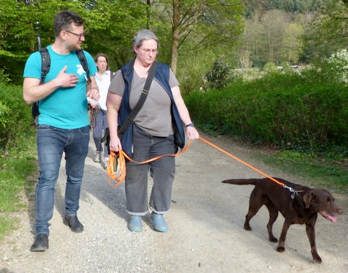Hundetrainer mit Frau und Labrador